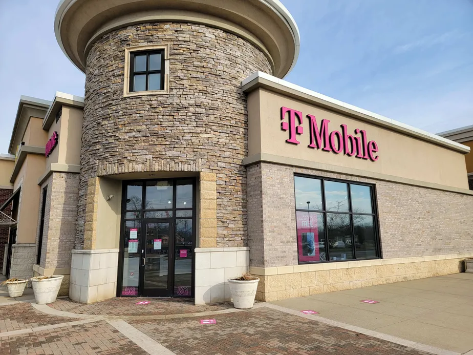  Exterior photo of T-Mobile store at Hazel Dell Xing & Sunny Dell Ln, Noblesville, IN 