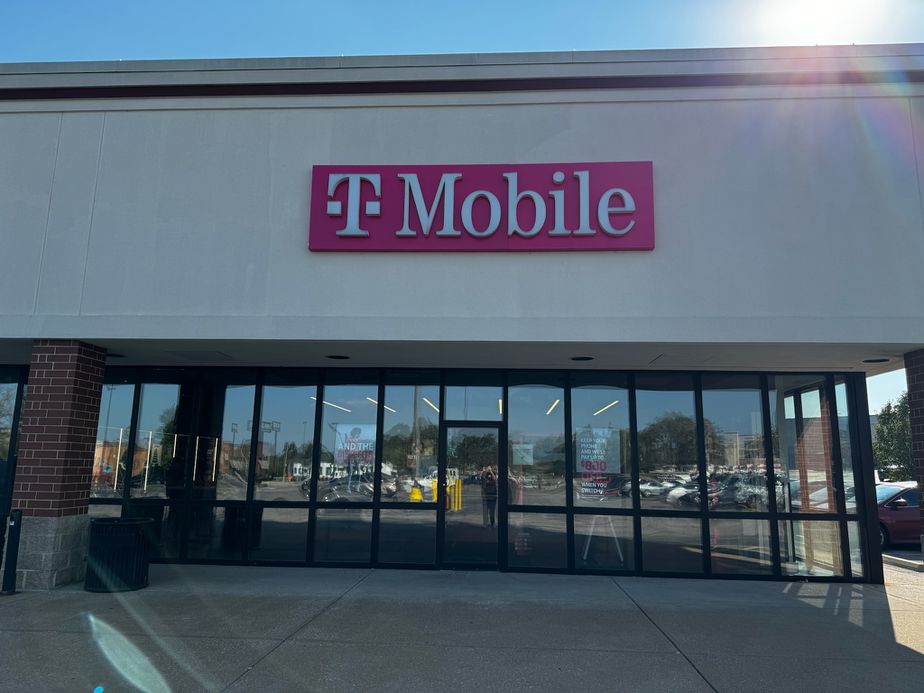 Exterior photo of T-Mobile Store at Cave Springs Center, Saint Peters, MO