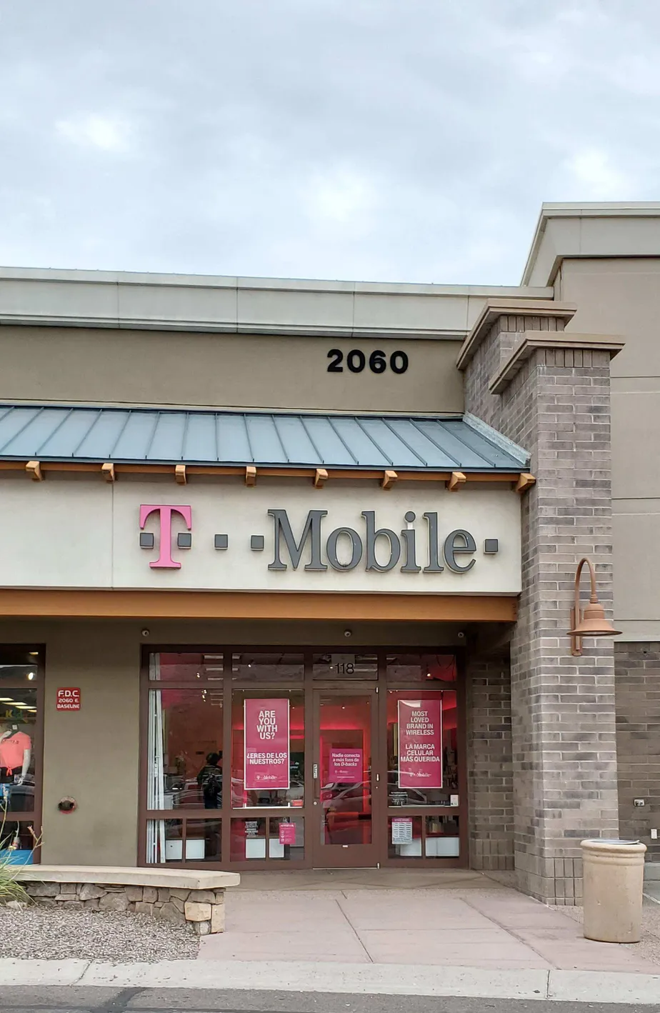 Foto del exterior de la tienda T-Mobile en Baseline & 24th St, Phoenix, AZ