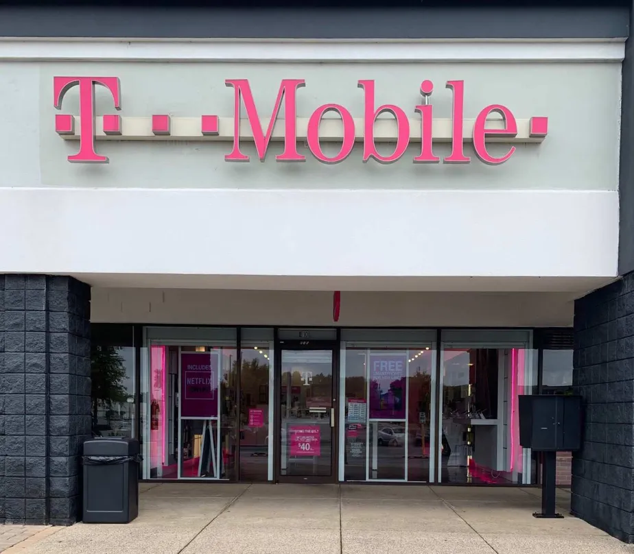 Exterior photo of T-Mobile store at University Dr & Perimeter Pkwy, Huntsville, AL