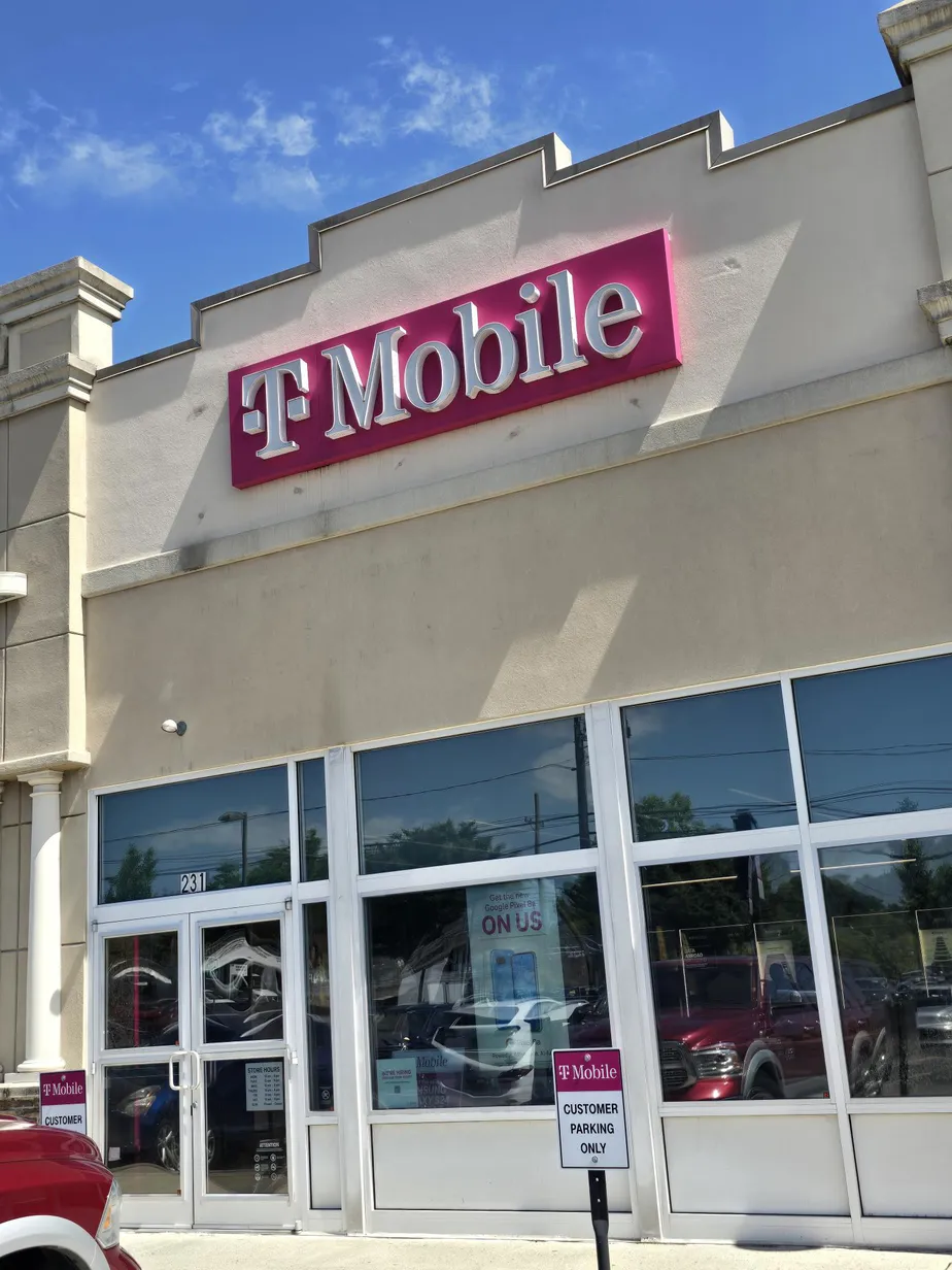  Exterior photo of T-Mobile Store at Rt 4 & Forest Ave, Paramus, NJ 