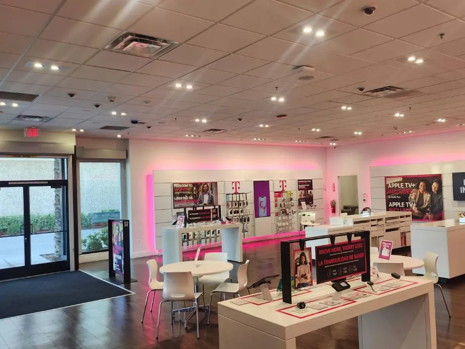 Foto del interior de la tienda T-Mobile en Valley Plaza, Bakersfield, CA