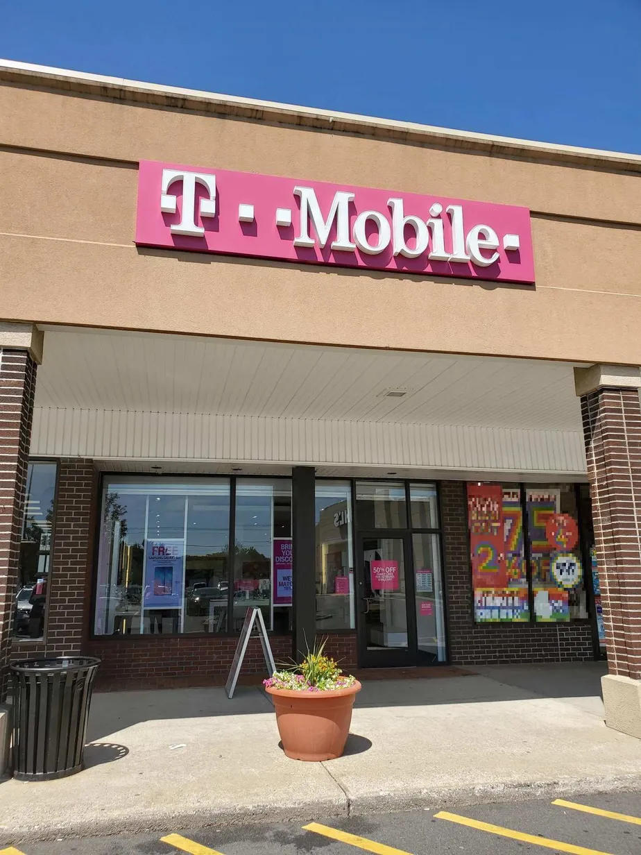 Exterior photo of T-Mobile store at Darinor Plaza, Norwalk, CT