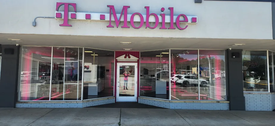  Exterior photo of T-Mobile Store at Vermillion St & 12th St, Hastings, MN 