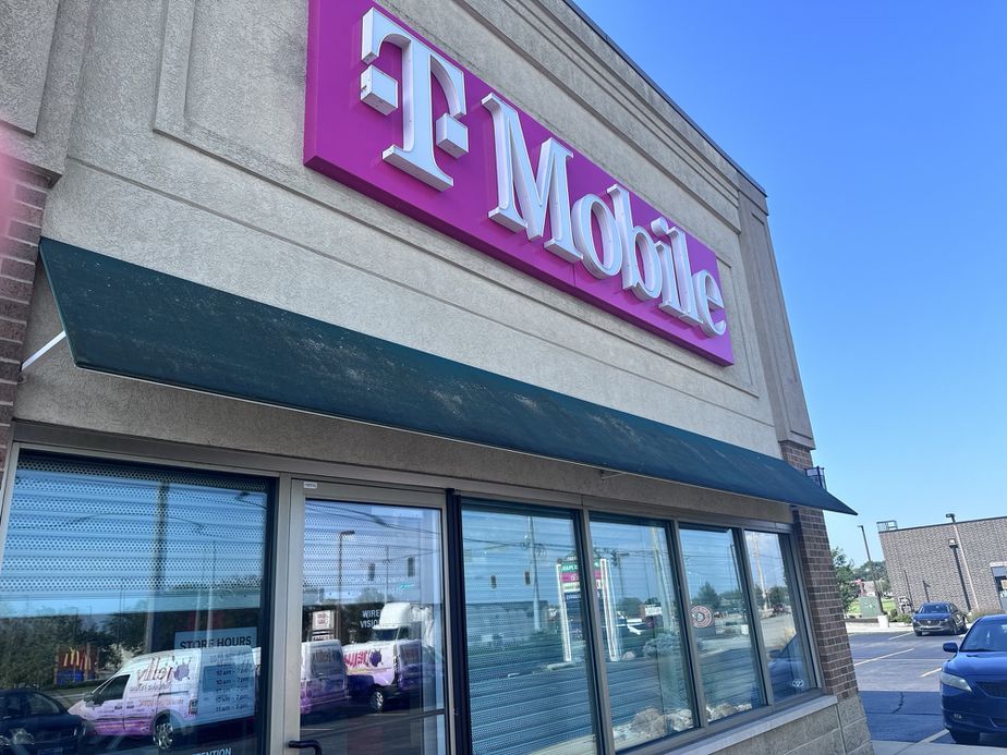 Exterior photo of T-Mobile Store at Joliet & Norma, Dyer, IN