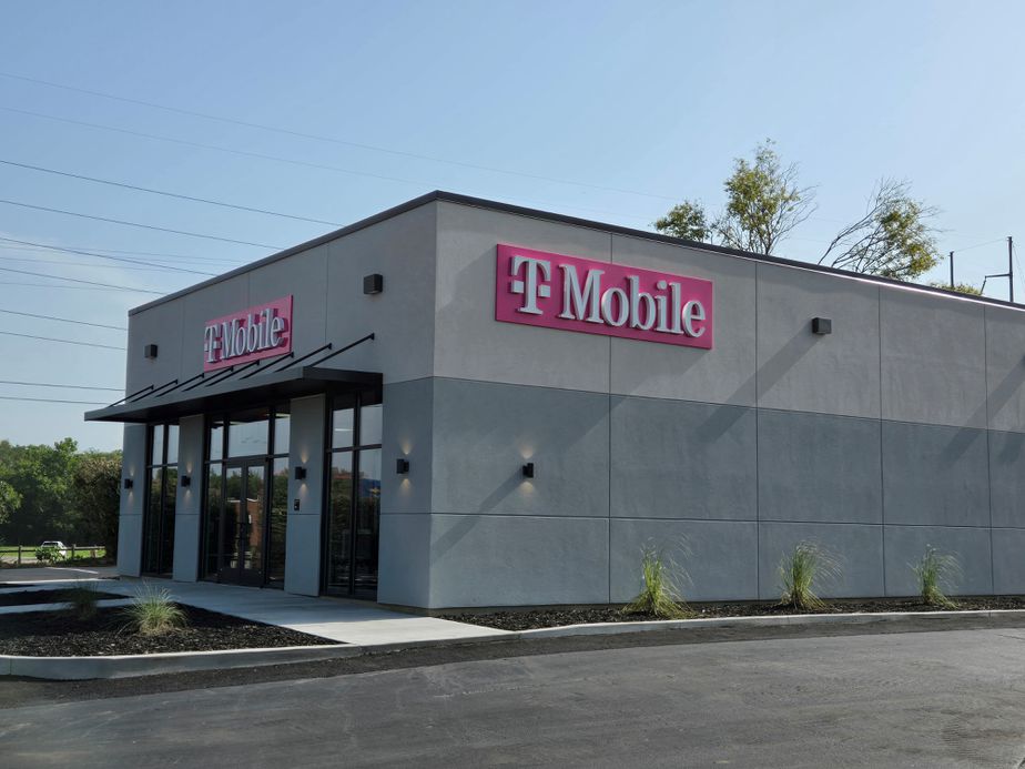 Exterior photo of T-Mobile Store at River Oak, Fayetteville, TN
