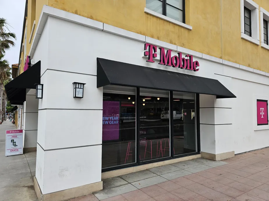 Exterior photo of T-Mobile Store at Wilshire & 4th Street, Santa Monica, CA