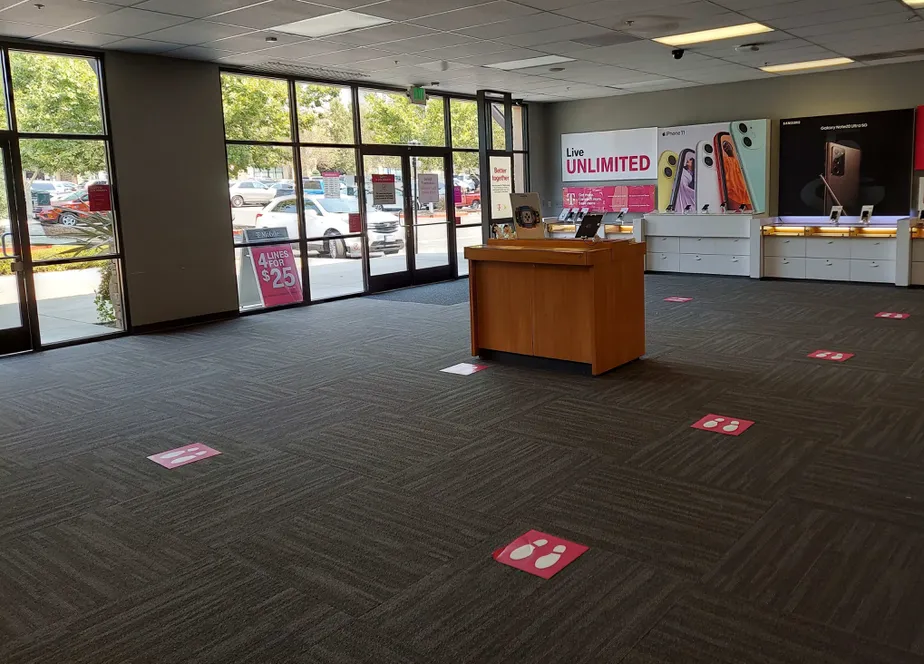 Foto del interior de la tienda T-Mobile en Madison Ave & Hazel Ave, Fair Oaks, CA