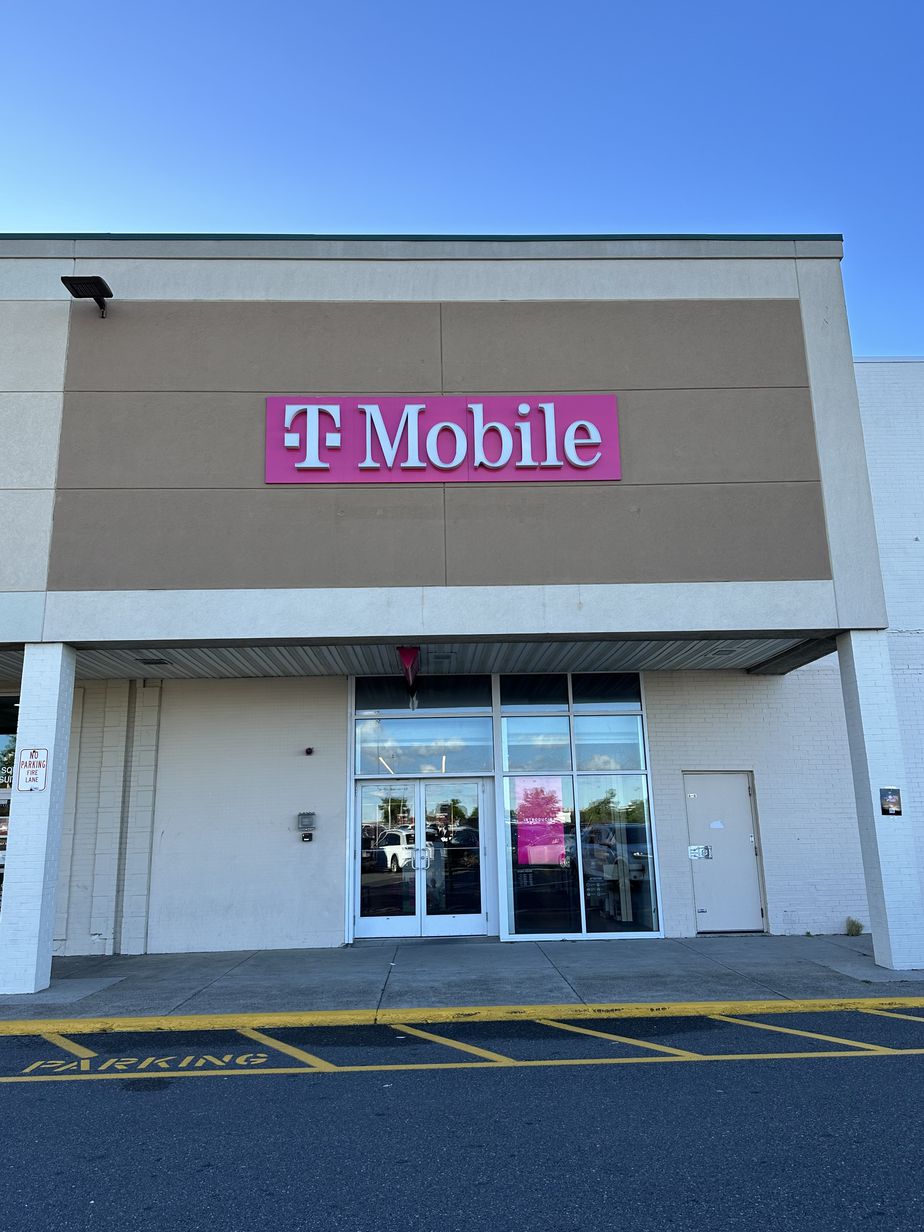 Exterior photo of T-Mobile Store at North Gate, Revere, MA