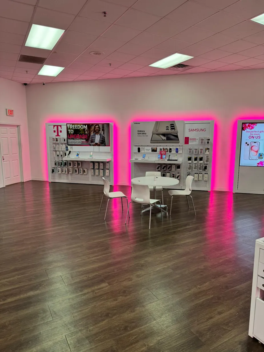  Interior photo of T-Mobile Store at US Hwy 10 & Sandy Ln, Stevens Point, WI 