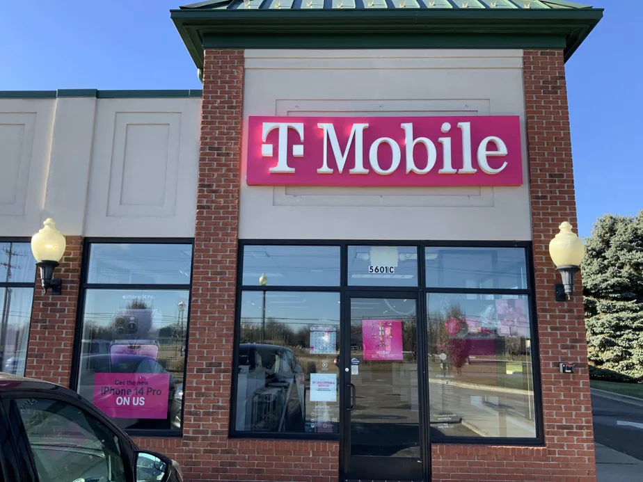  Exterior photo of T-Mobile Store at Sashabaw Rd & Maybe Rd, Clarkston, MI 