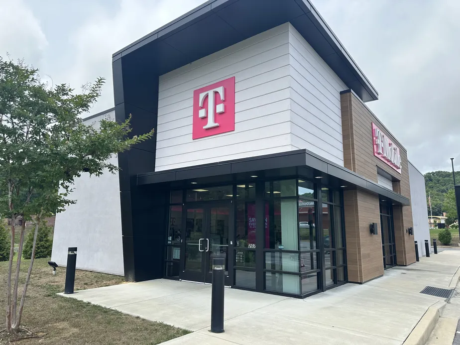  Exterior photo of T-Mobile Store at Bristol at the Pinnacle, Bristol, TN 