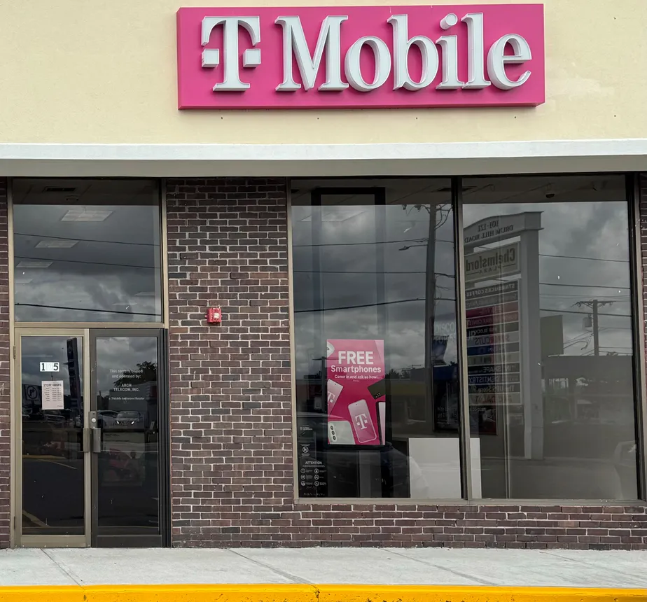  Exterior photo of T-Mobile Store at Chelmsford Plaza, Chelmsford, MA 