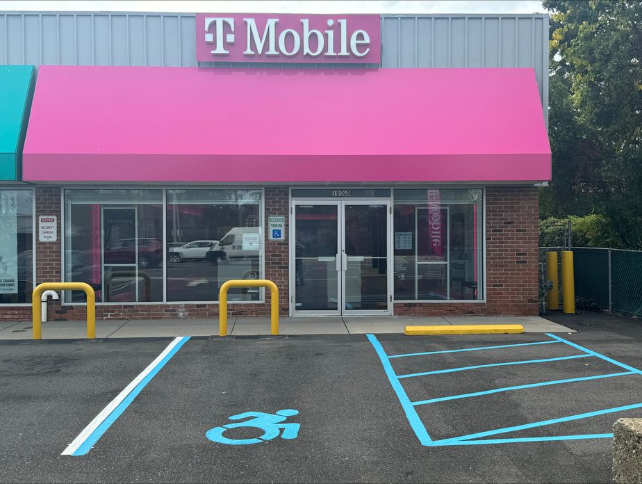 Exterior photo of T-Mobile Store at Sunrise & Unqua, Massapequa, NY
