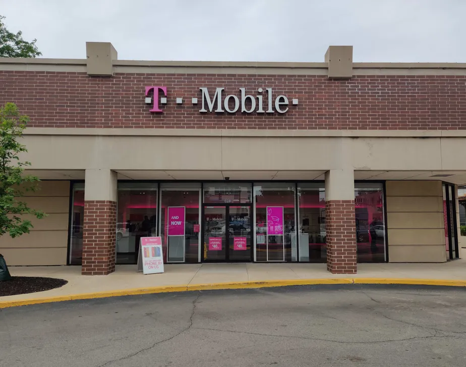 Exterior photo of T-Mobile store at North Ave & Clybourn Ave, Chicago, IL
