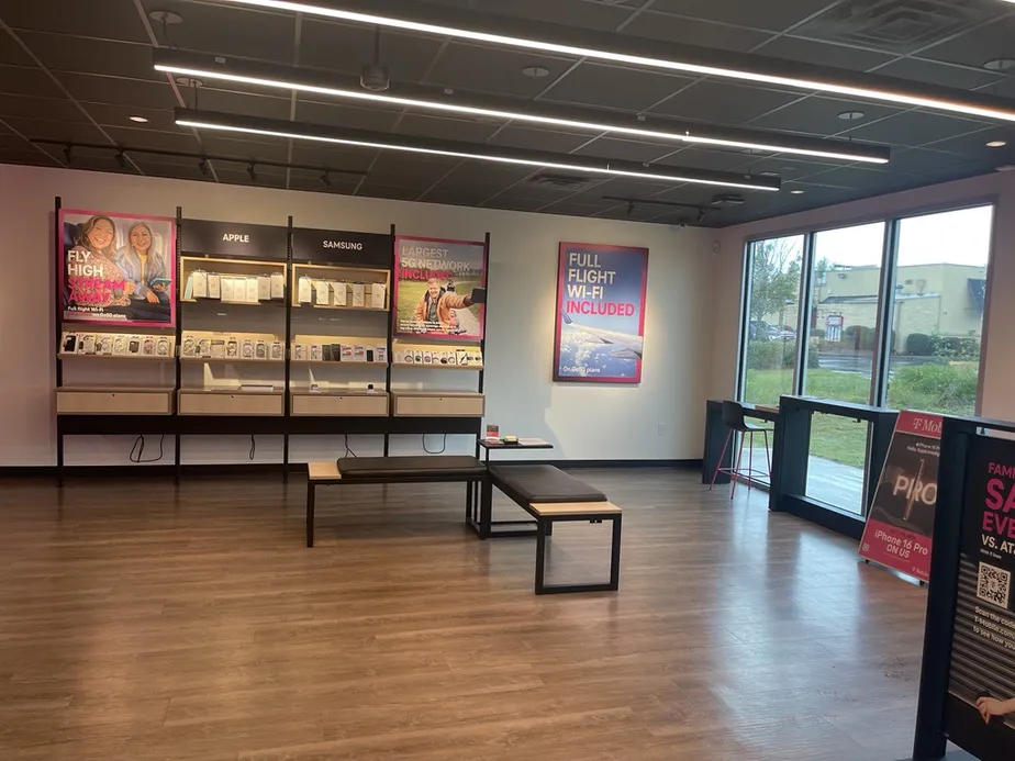  Interior photo of T-Mobile Store at Main & Green, Swainsboro, GA 