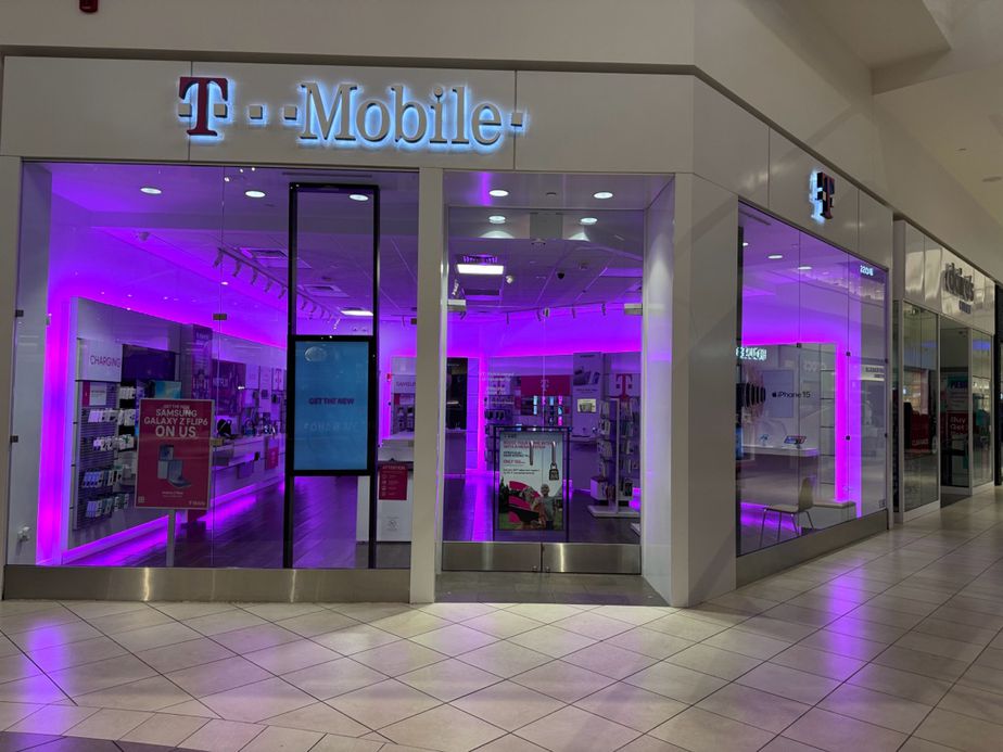 Exterior photo of T-Mobile Store at Fashion Outlets Of Chicago, Rosemont, IL