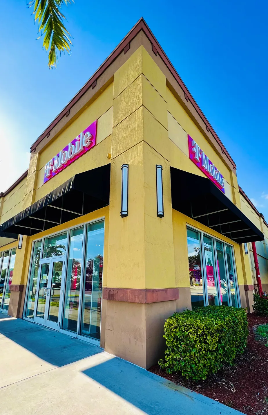 Exterior photo of T-Mobile Store at Pines & I-75, Pembroke Pines, FL