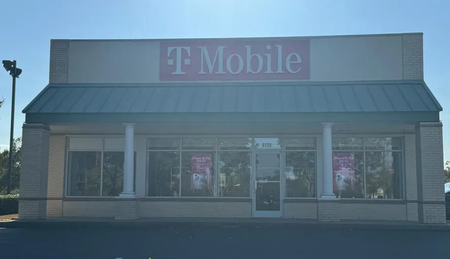 Foto del exterior de la tienda T-Mobile en Whitehall Commons, Charlotte, NC