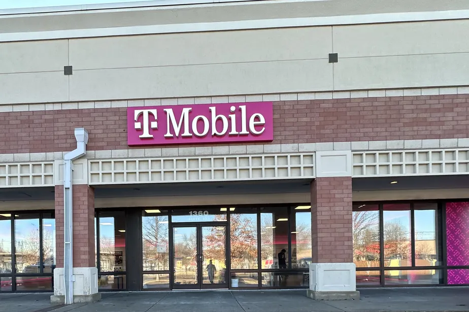  Exterior photo of T-Mobile Store at Saint Paul Midway, Saint Paul, MN 