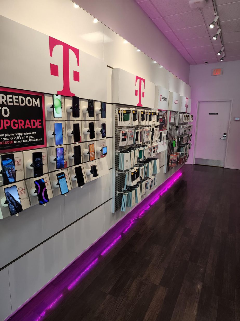 Interior photo of T-Mobile Store at Kapolei Commons, Kapolei, HI