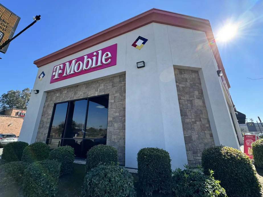  Exterior photo of T-Mobile Store at California & Real Road, Bakersfield, CA 