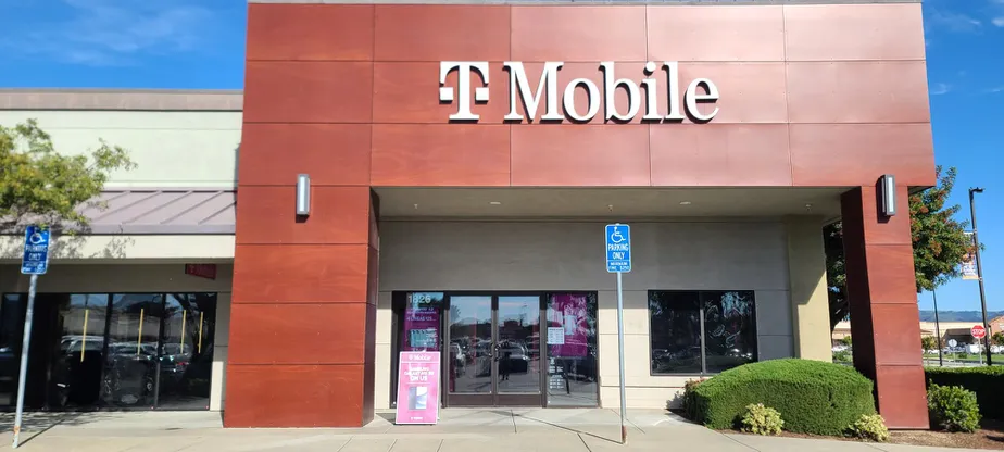 Foto del exterior de la tienda T-Mobile en Harden Ranch, Salinas, CA