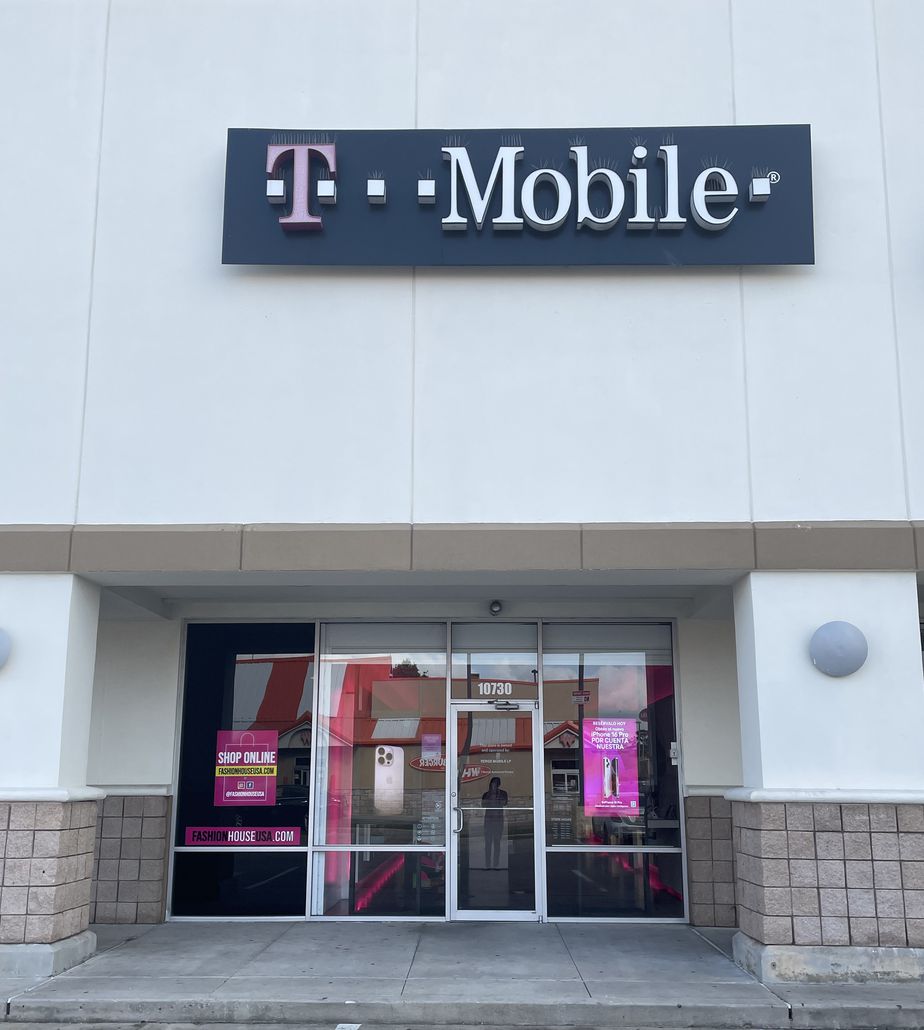 Exterior photo of T-Mobile Store at Hwy 59 N & W Little York, Houston, TX