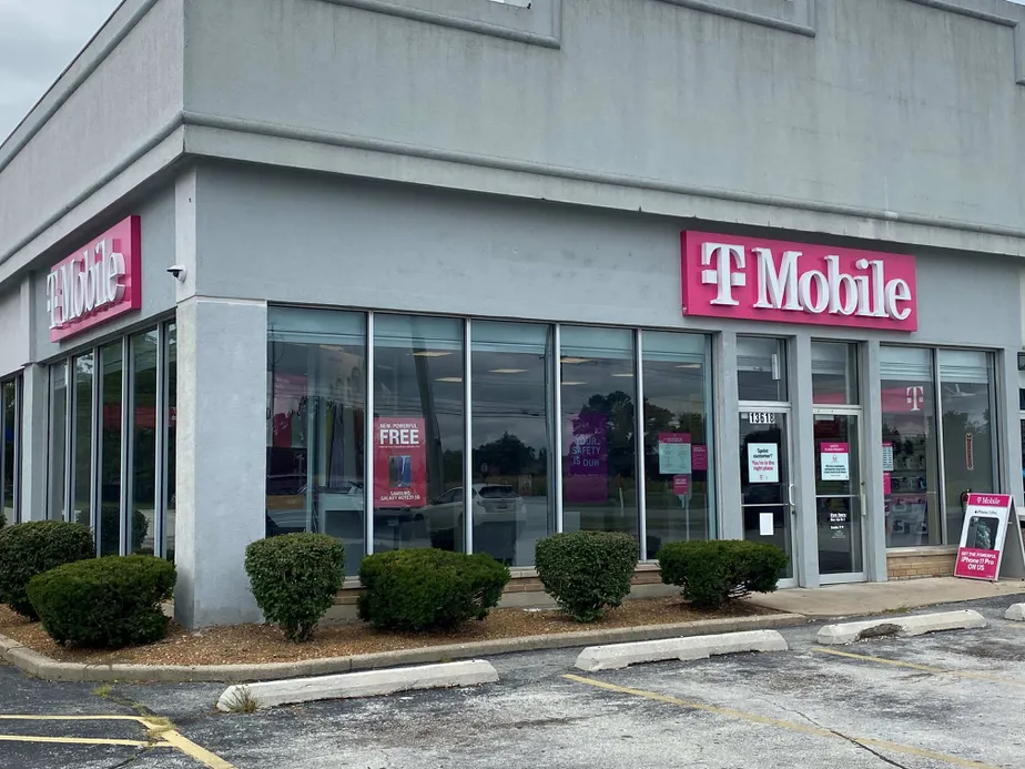 Exterior photo of T-Mobile store at Cicero Ave & 136th St, Crestwood, IL