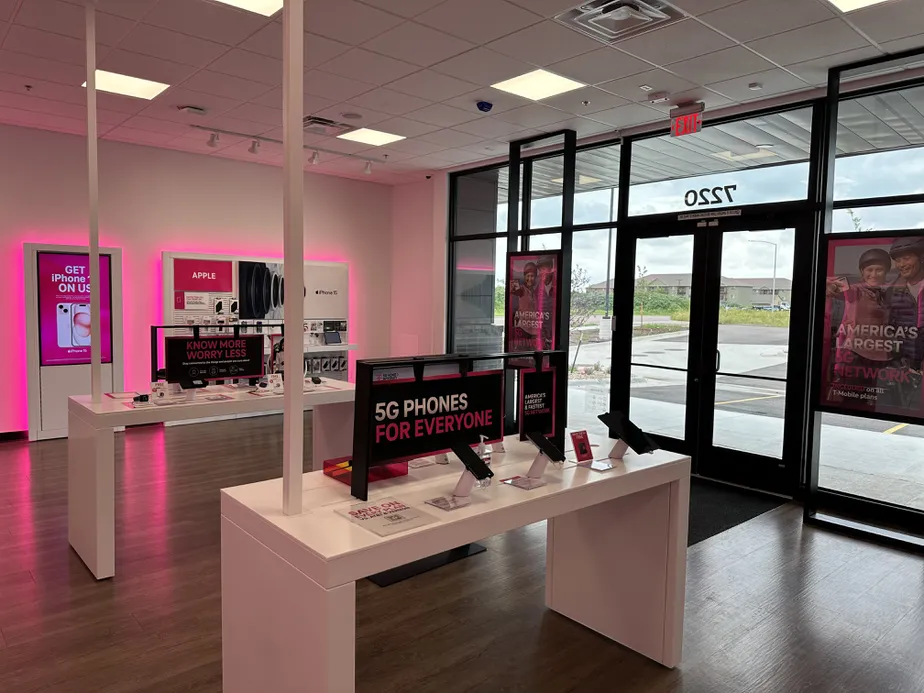  Interior photo of T-Mobile Store at Minnesota & 81st, Sioux Falls, SD 