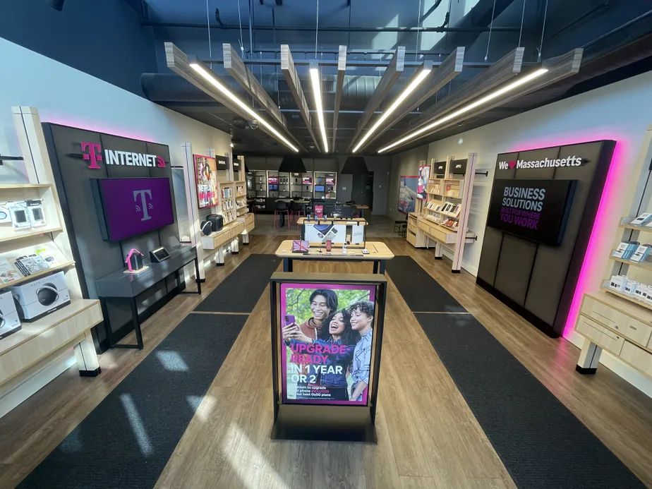 Foto del interior de la tienda T-Mobile en Route 1 North Saugus, Saugus, MA