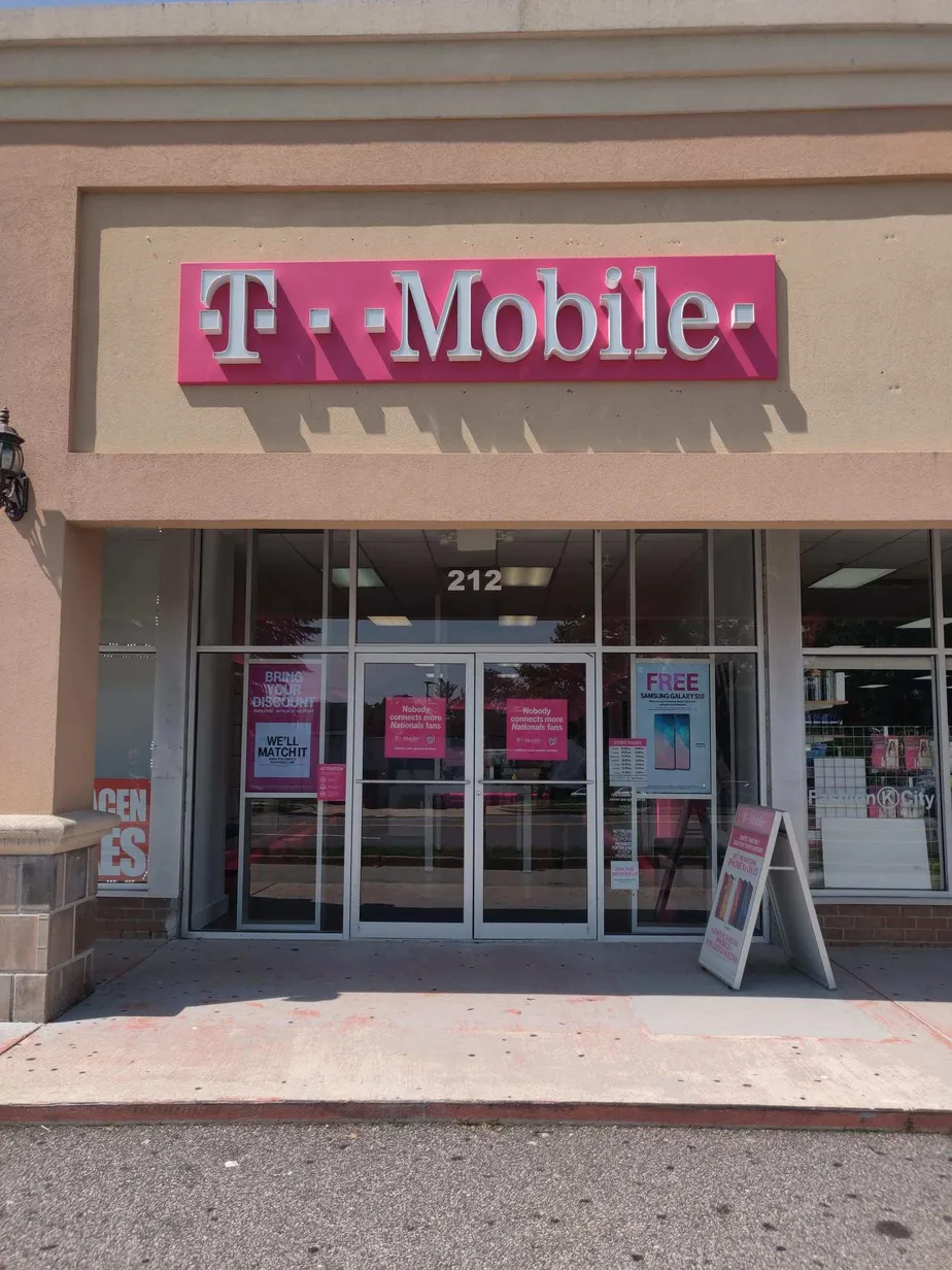 Exterior photo of T-Mobile store at W Glebe Rd & Mt Vernon Ave, Alexandria, VA