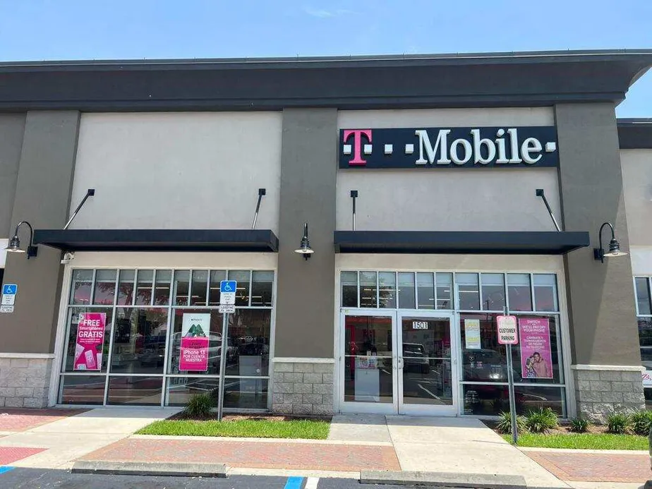 Exterior photo of T-Mobile Store at Osceola Pkwy & Florida Turnpike, Kissimmee, FL