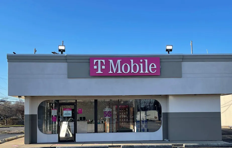 Exterior photo of T-Mobile store at Plymouth Rd & Wayne Rd, Livonia, MI
