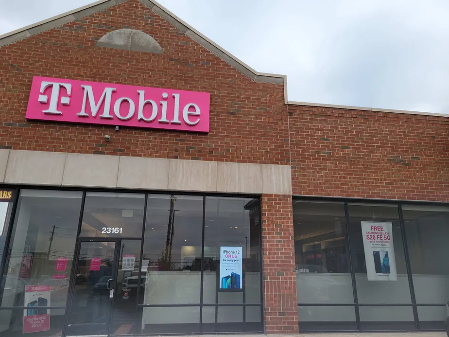  Exterior photo of T-Mobile store at Allen Rd & Woodhaven Cmns, Woodhaven, MI 