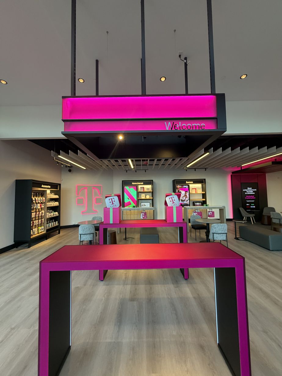 Foto del interior de la tienda T-Mobile en Kent Station, Kent, WA