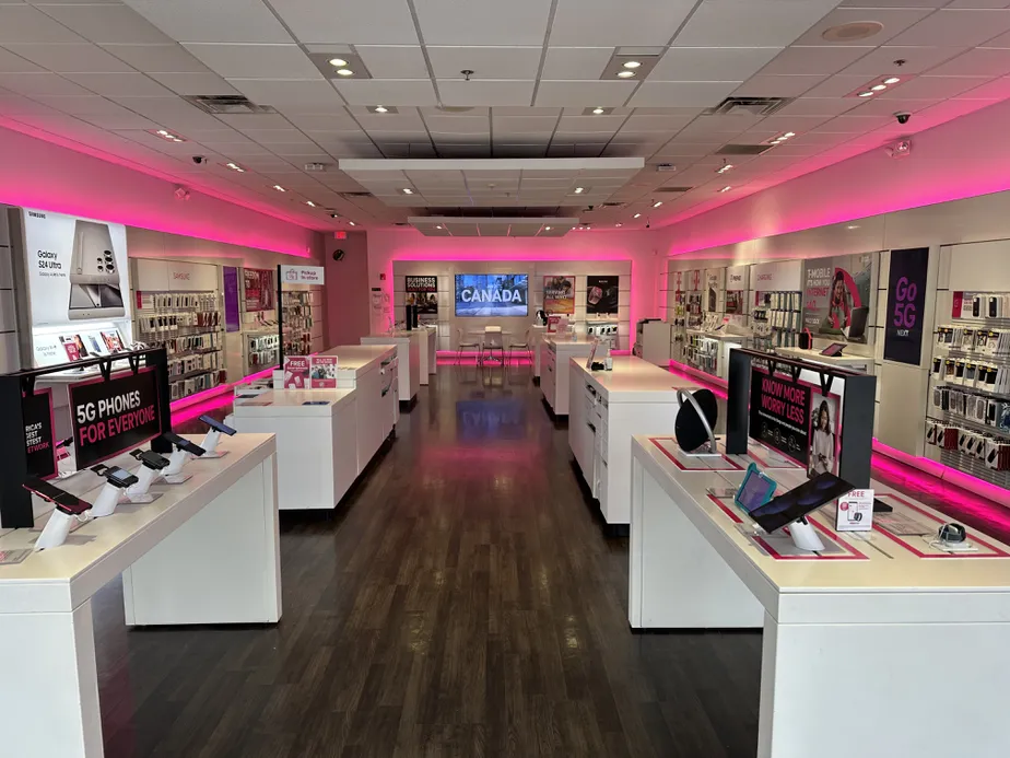 Foto del interior de la tienda T-Mobile en Forum, Selma, TX
