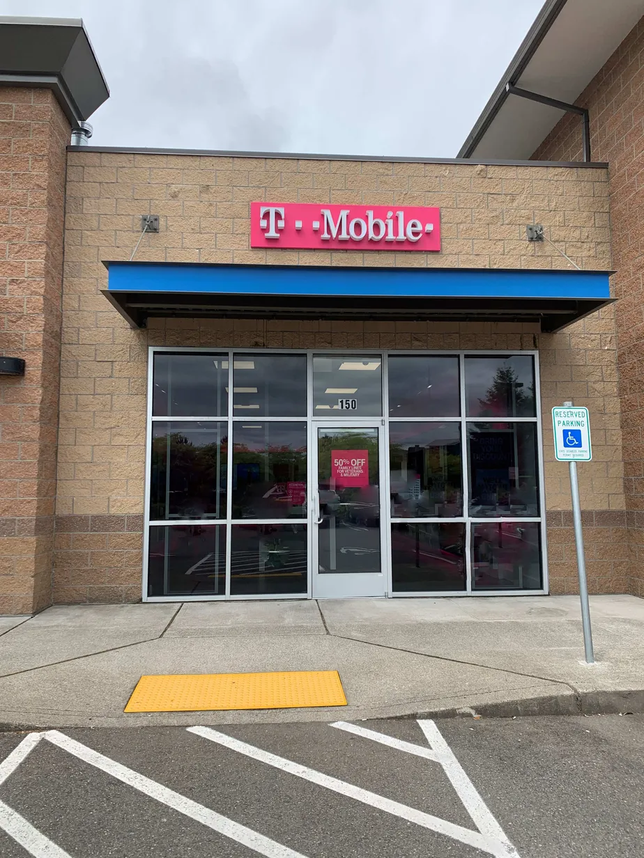 Foto del exterior de la tienda T-Mobile en Center Drive & Wilmington Drive, Dupont, WA