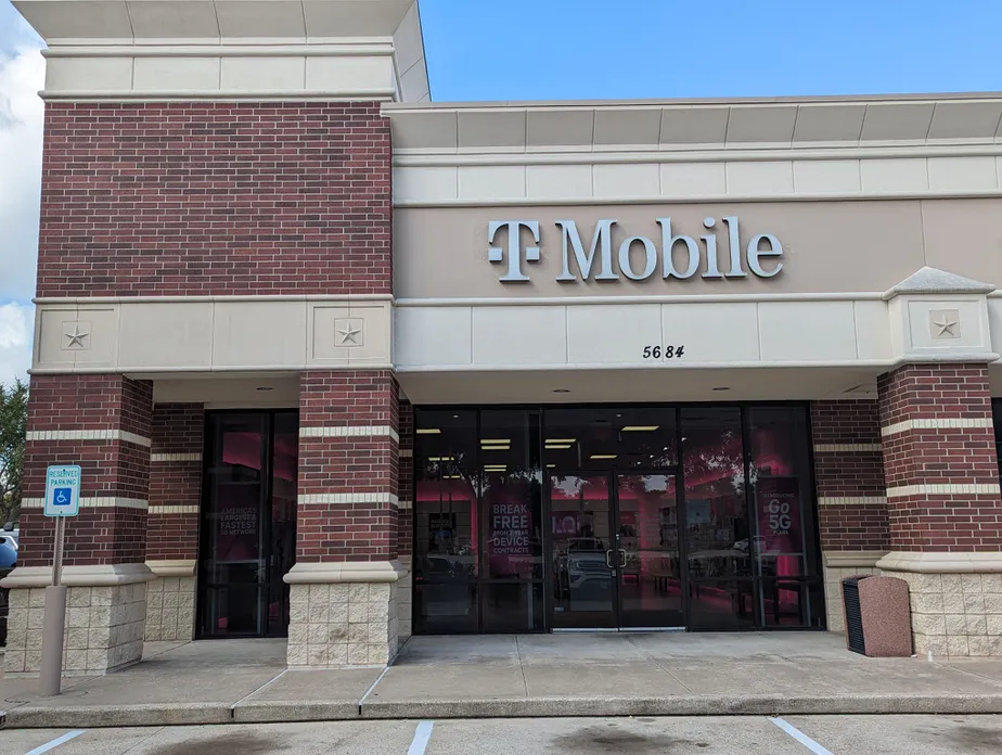 Exterior photo of T-Mobile Store at Hwy 6 & Riverstone, Missouri City, TX