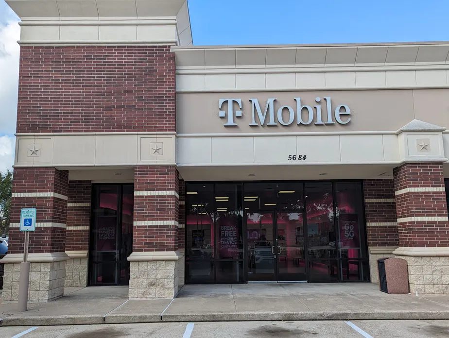 Foto del exterior de la tienda T-Mobile en Hwy 6 & Riverstone, Missouri City, TX