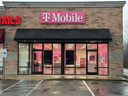  Exterior photo of T-Mobile Store at Indianapolis & Franklin, Greencastle, IN 