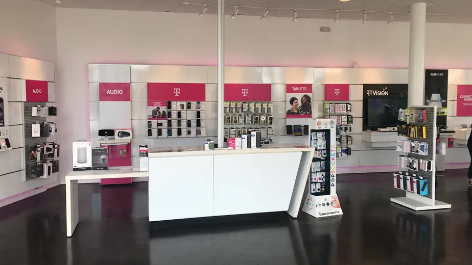 Foto del interior de la tienda T-Mobile en Arkansas Ln & Cooper St, Arlington, TX