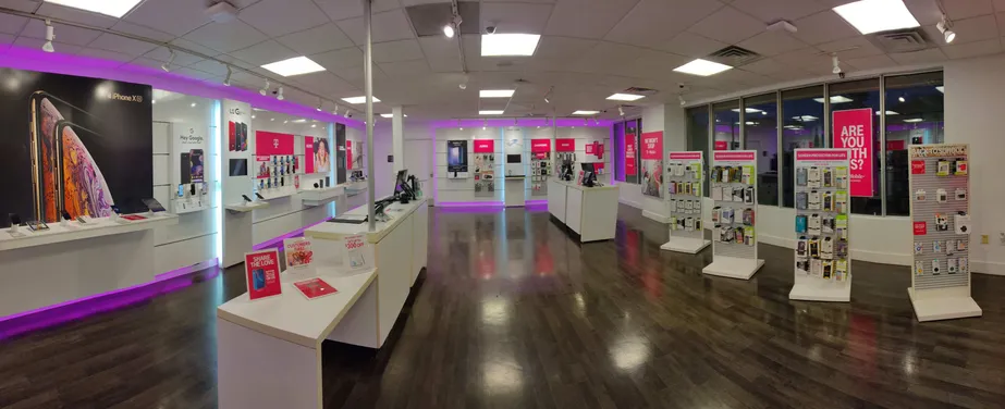 Foto del interior de la tienda T-Mobile en E. 14th & University, Des Moines, IA