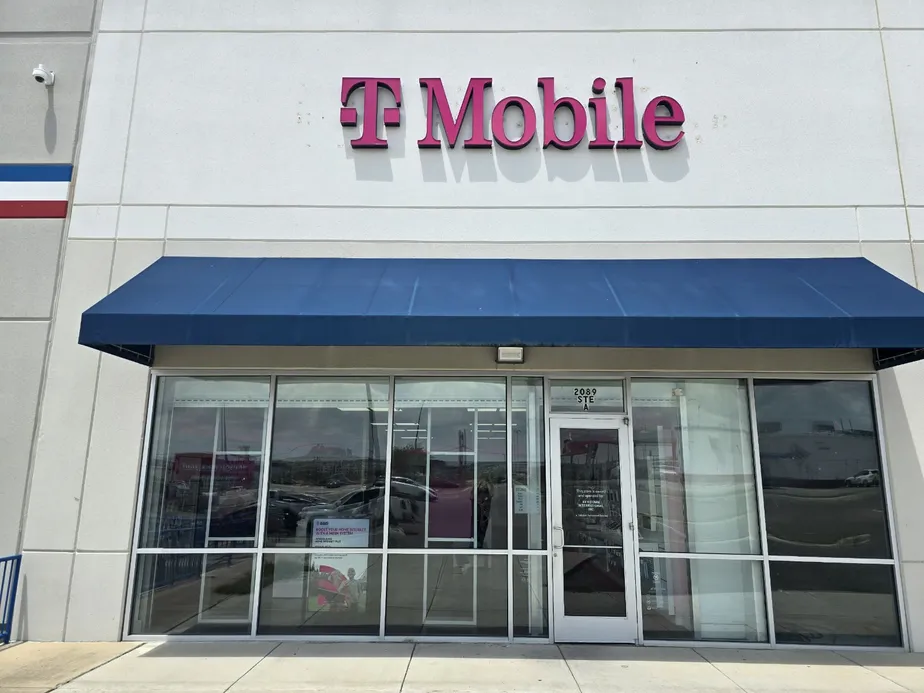  Exterior photo of T-Mobile Store at N Veterans Blvd & 2nd St, Eagle Pass, TX 