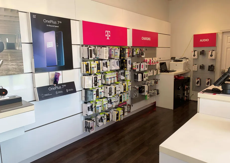 Foto del interior de la tienda T-Mobile en Waltham Woods Rd & E Joppa Rd, Parkville, MD