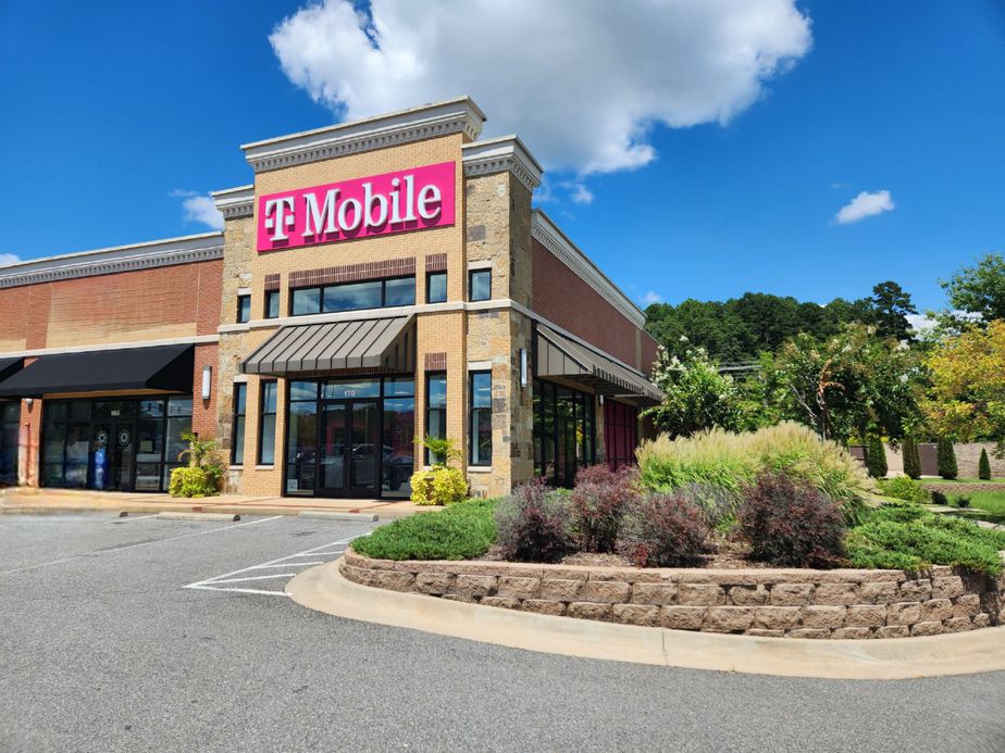 Exterior photo of T-Mobile Store at Chenal Pkwy & Kanis Rd, Little Rock, AR