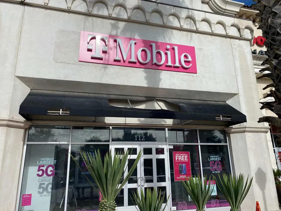 Foto del exterior de la tienda T-Mobile en La Cantera Pkwy & Vance Jackson, San Antonio, TX