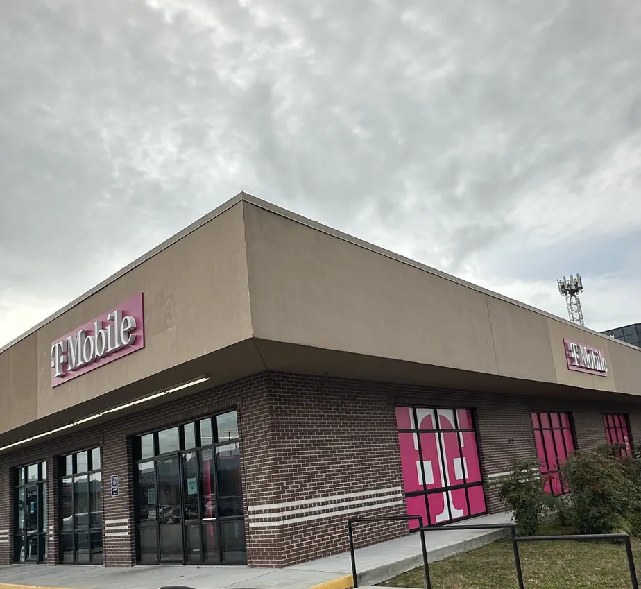  Exterior photo of T-Mobile Store at W Esplanade Ave & Loyola Dr, Kenner, LA 