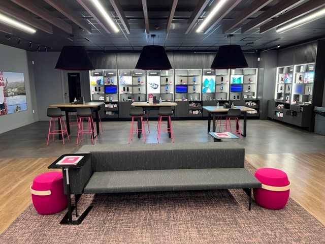 Foto del interior de la tienda T-Mobile en Laurel Shopping Center, Laurel, MD