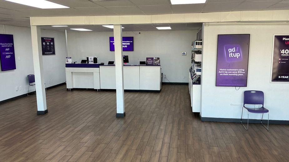 Metro by T-Mobile 2755 Ellis Ave - 2755 Ellis Ave 